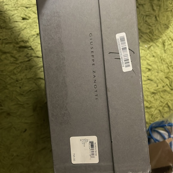 Giuseppe Zanotti sneakers ru70014 $795.00 price tag on the box - Picture 9 of 9